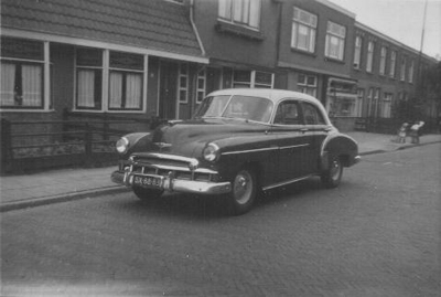 de chevrolet in de hoogravenseweg, tegenover de winkel 1956