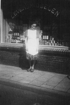 mijn moeder, winkelmeisje bij haar schoonouders in 1952