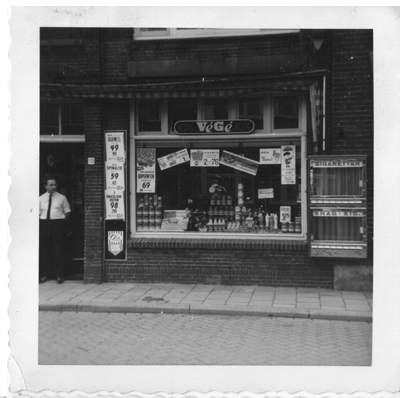 mijn vader in de deuropening van de winkel, hoogravenseweg 10, omstreeks 1964