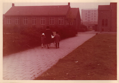 op weg naar de kerk (st. jan de doper), een zondag in 1964