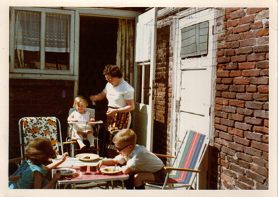 met mijn moeder en zusjes ellen en linda in de tuin achter de winkel, 1966