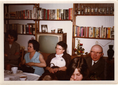 feestje voor mijn eerste heilige communie, 1965; vlnr mijn tante ellie, oma aref, oma en opa bennes en op de voorgrond tante jacqueline aref