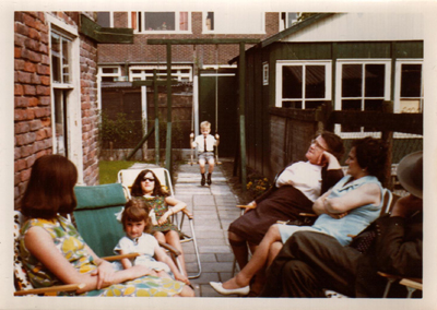 feestje voor mijn eerste heilige communie, 1965; vlnr mijn tante carla, zusje ellen, tante jacq, ik op de schommel, oma bennes, oma aref en opa bennes