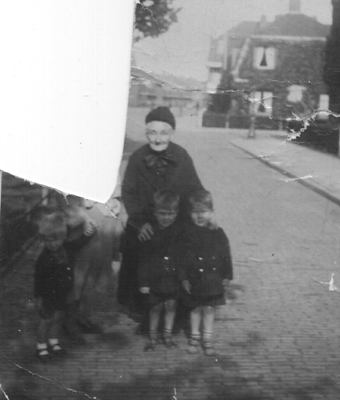 mijn overgrootmoeder maria bennes-walet, met (naar ik aanneem) mijn vader en zijn broertjes jan en theo